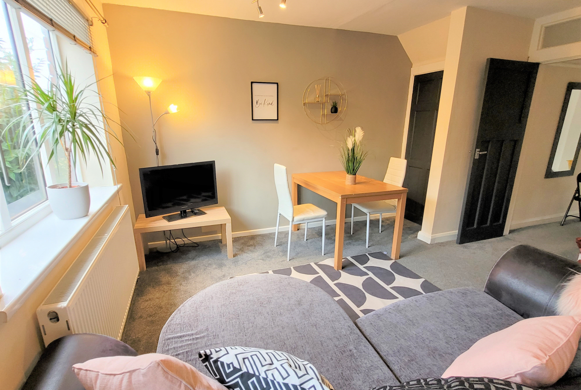 Spacious open-plan living area with large corner sofa in a modern 3-bed student house in Fairfield, Lancaster. Luxury 3 bed student accommodation lancaster city centre with parking near train station