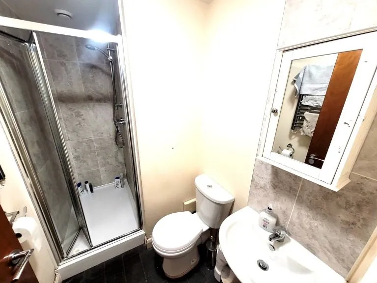 5 Bed student acccommodation lancaster bathroom