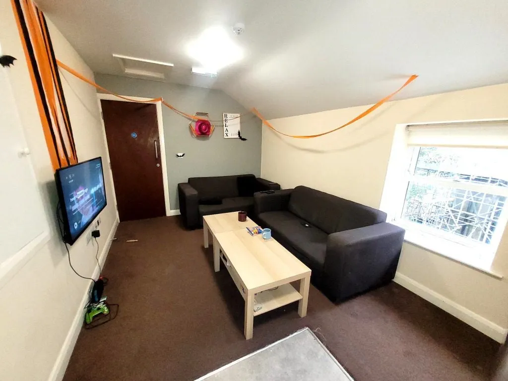 Spacious 5-bedroom student flat in Lancaster city centre, with large kitchen and comfortable living area.