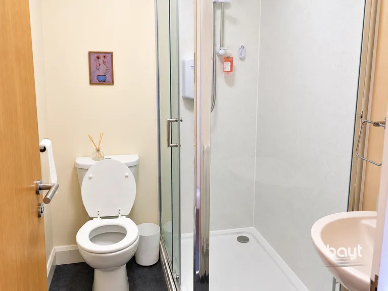 Queen Street student en-suite bathroom with shower, toilet and basin
