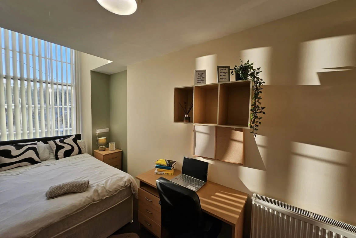 Furnished Bayt student bedroom with desk in Lancaster