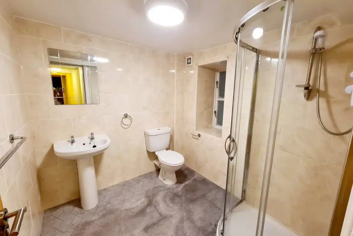 7 Bed student house Lancaster bathroom King Street